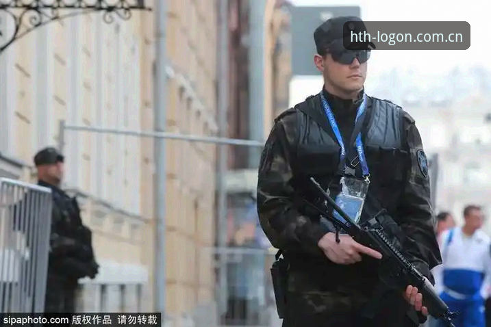 华体会正版软件 揭秘世界杯安保背后的技术博弈:英国警员缩减至3人的真相与网络监测新防线
